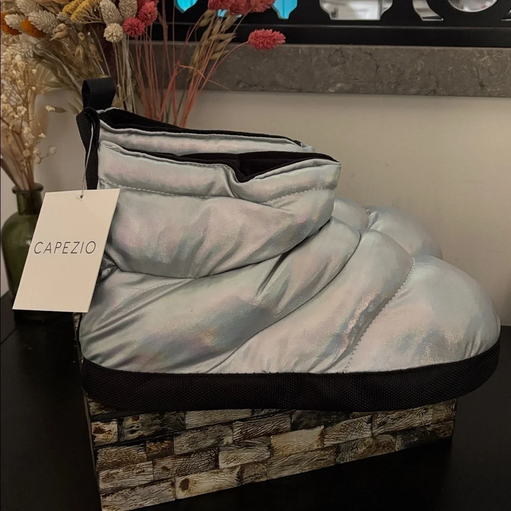 NWT CAPEZIO (9/10) Slipper Boot Metallic Nylon Quilt Moon Silver Black Comfort - Picture 6 of 15